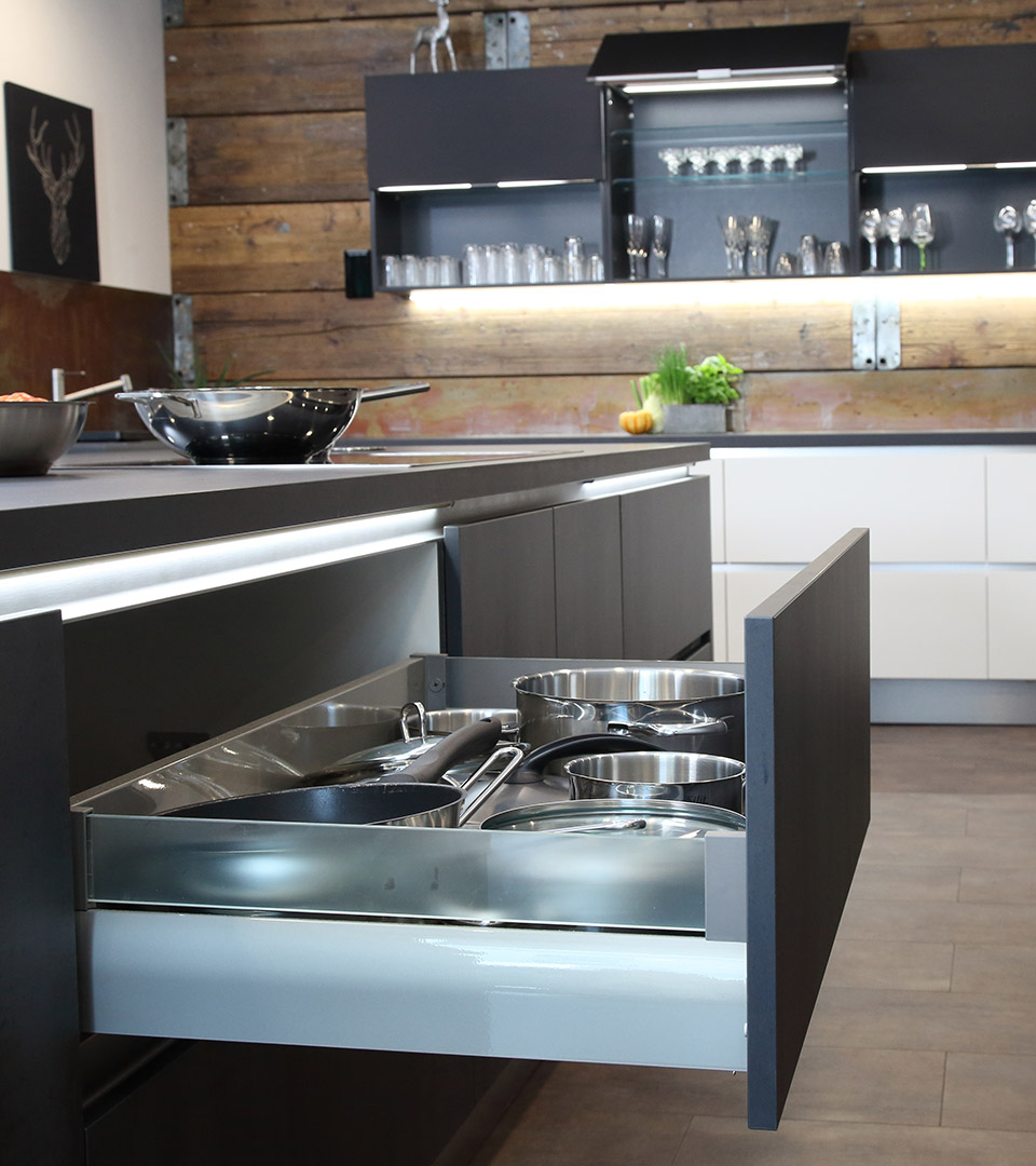 Soft-Close Schubladen mit Küchenutensilien